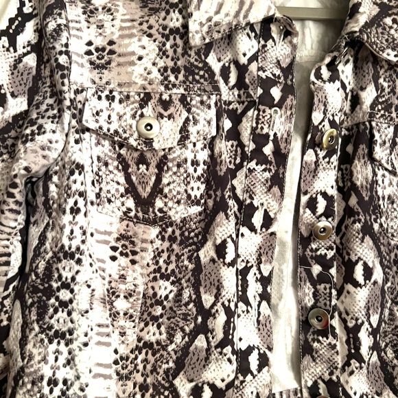 Bar III Stretch Snake Skin Denim Jacket Cropped Sz Large. - Picture 2 of 6